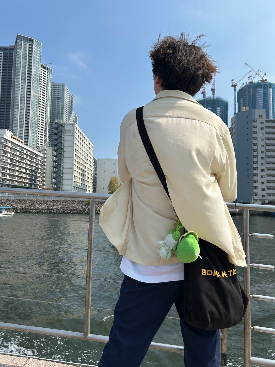 水辺の街並みを見つめるSHAKE