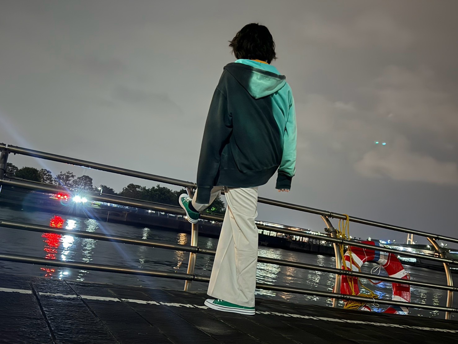 夜の水辺を見つめるSHAKE