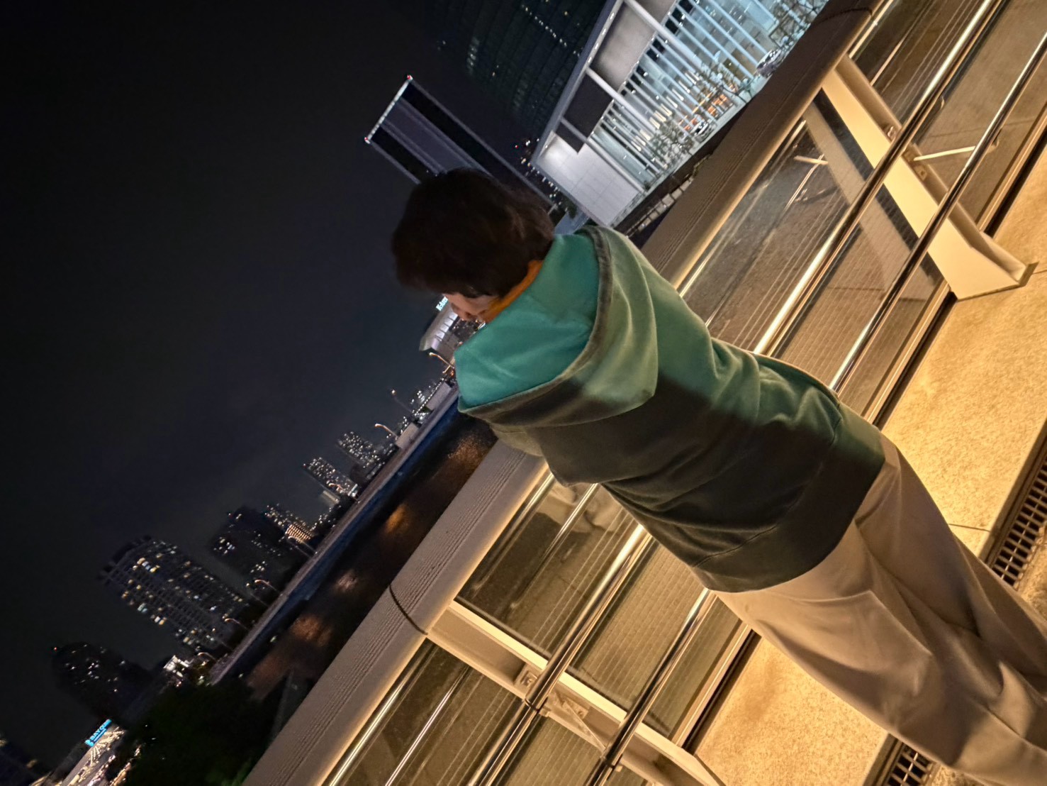 夜景を背に立つSHAKE