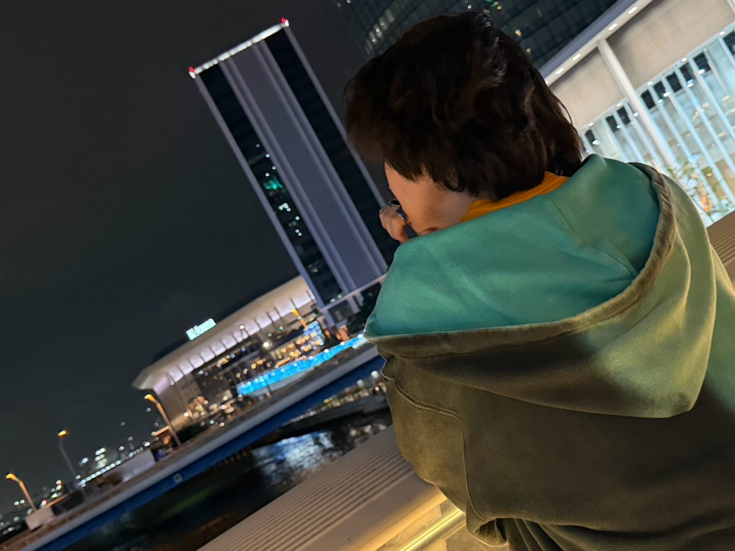 夜景を見つめるSHAKEのクローズアップ