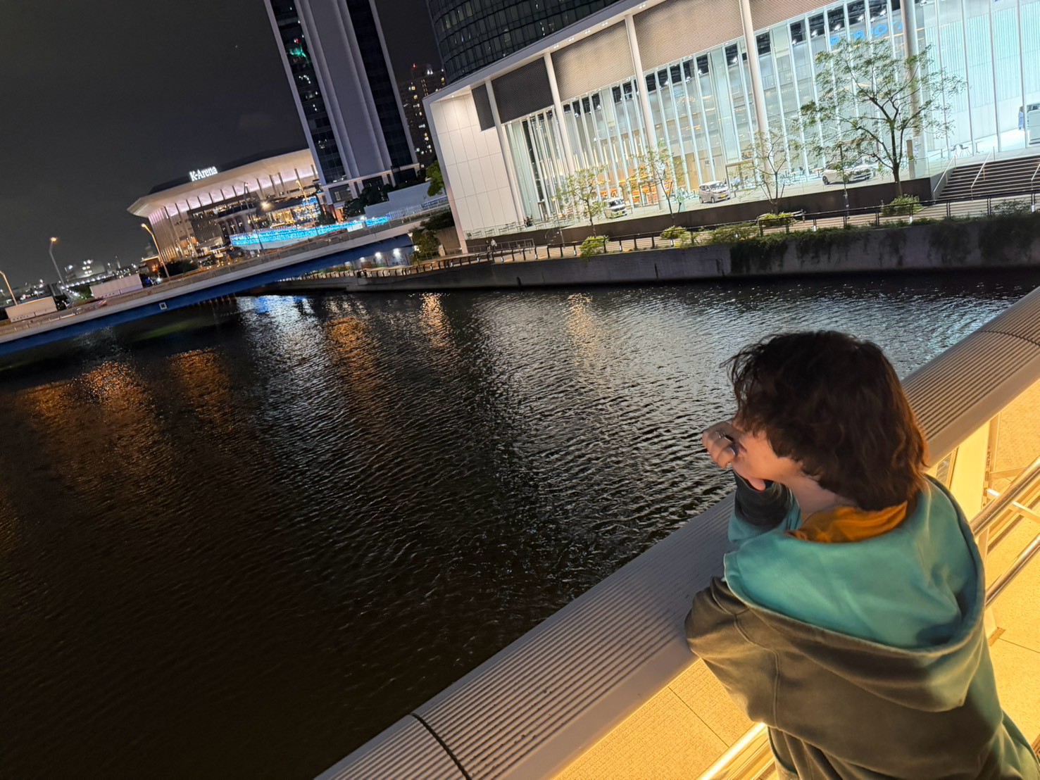 水辺で夜景を眺めるSHAKE