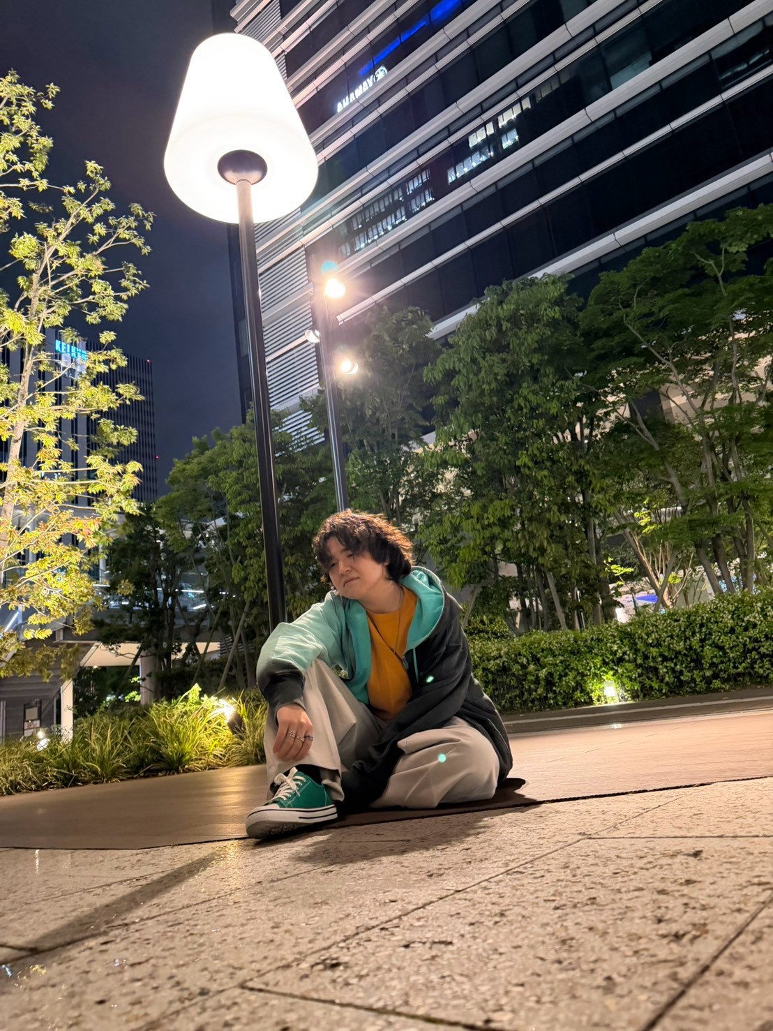 街灯の下に座るSHAKE
